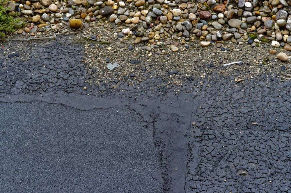 Scheur in het bitumen dak in Gorinchem